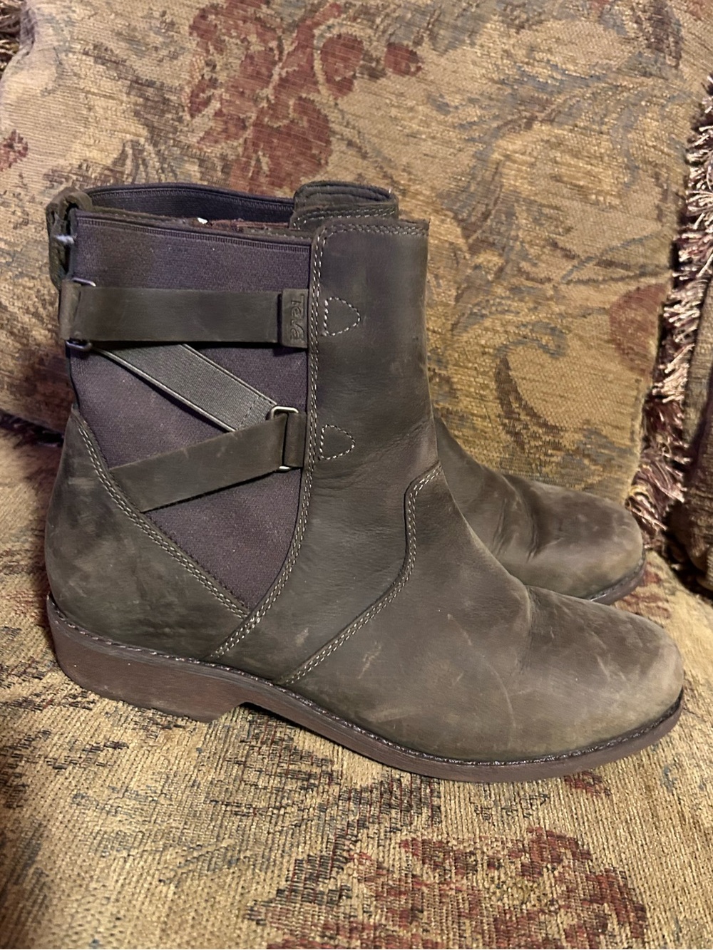Teva Ellery Ankle boots waterproof dark olive retail
$150 size 9